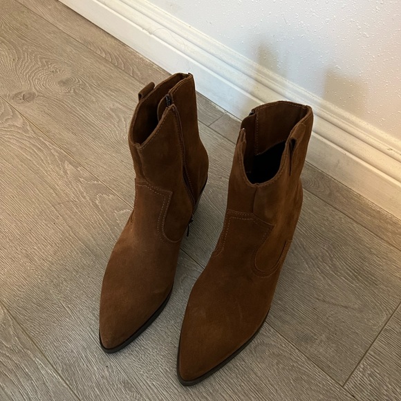 New. Never worn. Heeled Leather Boot. Size: 7 M - Picture 6 of 6